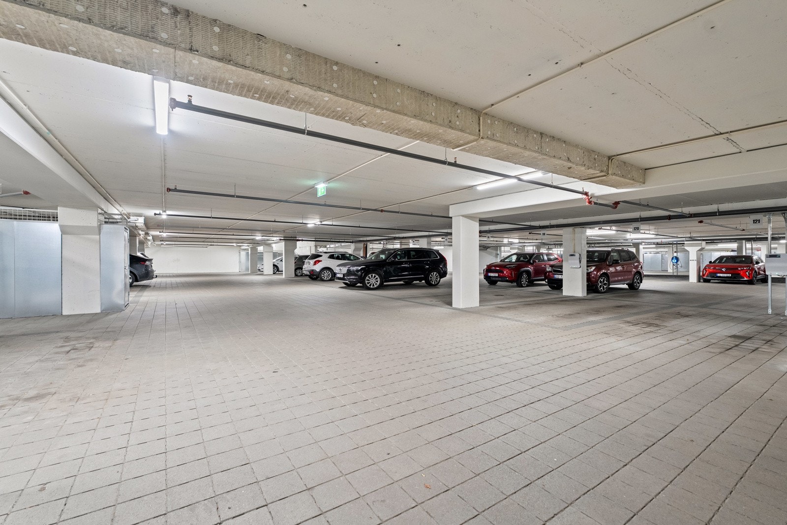 Det medfølger to garasjeplasser i felles, lukket anlegg Galleribilde