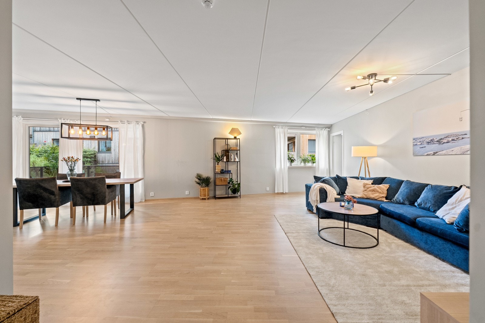 Stor 4-roms leilighet med to garasjeplasser og gjennomgående god standard Galleribilde