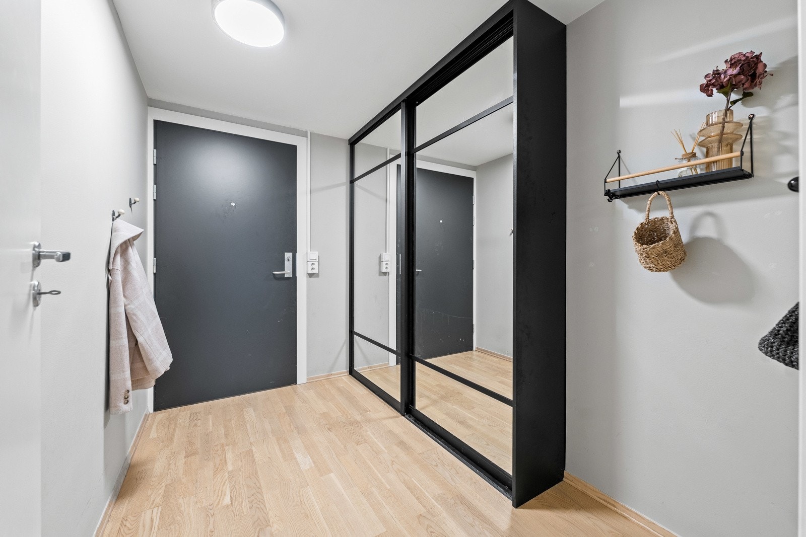 Entré med stor skyvedørsgarderobe. Det medfølger også en bod i kjeller for ekstra lagringsplass Galleribilde