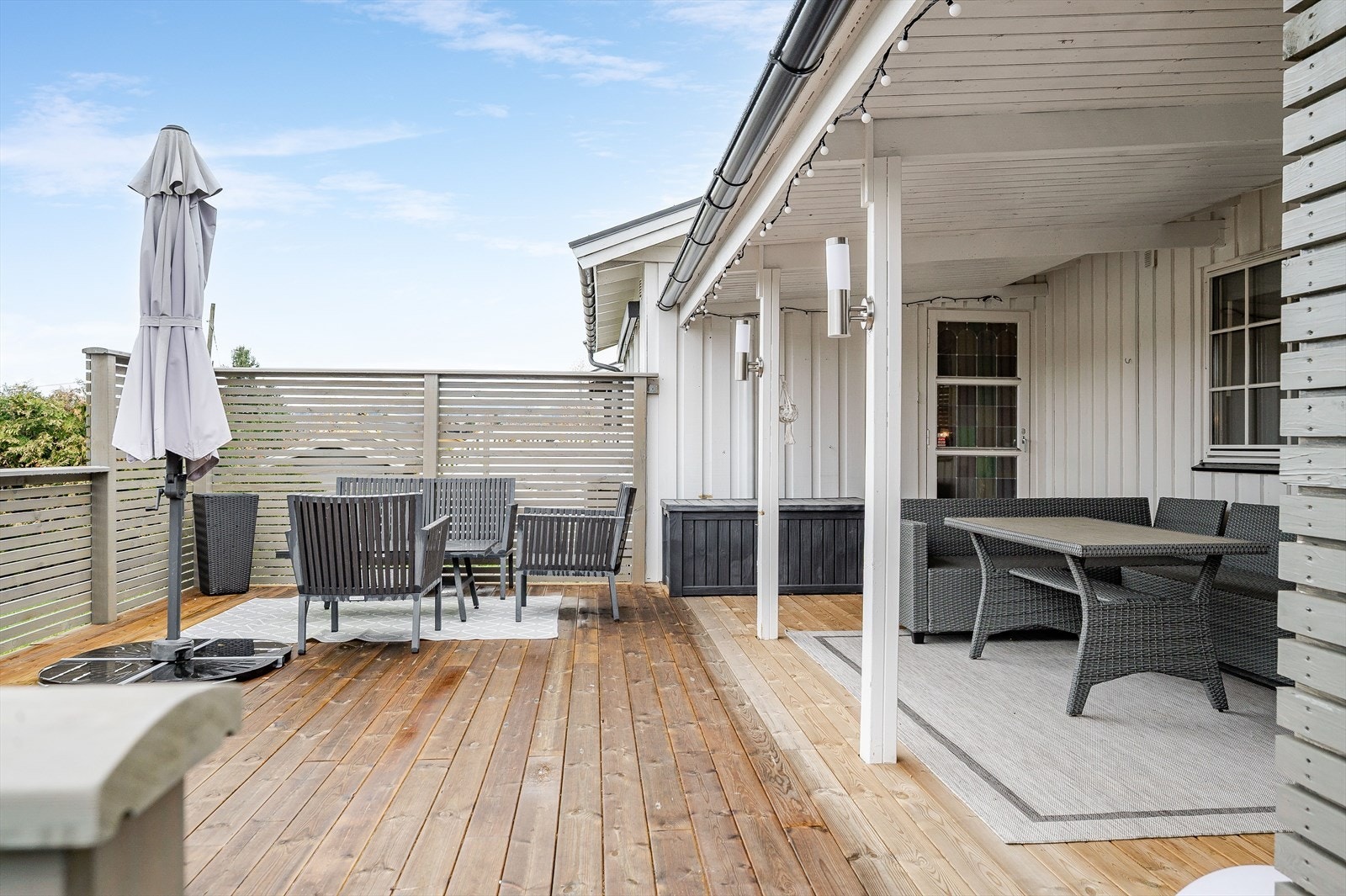 Fra stuen har du utgang til en stor og solrik terrasse mot sydvest. Terrassen er delvis overbygget, og har nyere terrassebord og rekkverk. Rekkverket er forhøyet med levegger i begge ender som gir en lun og skjermet uteplass. Galleribilde