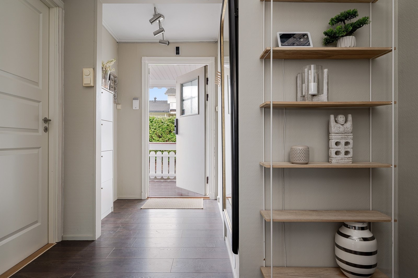 Du ønskes velkommen inn i en innbydende entré med plass til oppheng av yttertøy og sko i medfølgende skoskap. Videre kommer du inn i en gang med god oppbevaringsplass i plassbygget skyvedørsgarderobe. Galleribilde