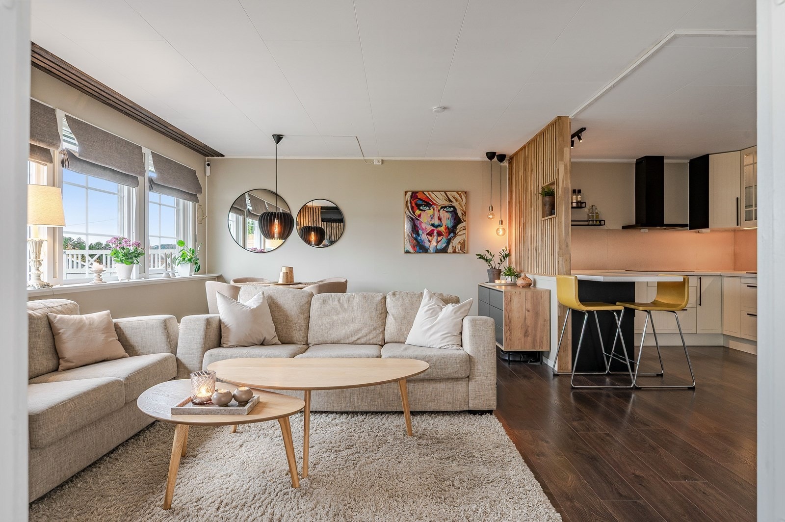 Stuen har fine klassiske vinduer som slipper inn naturlig lys. Det er også brede vinduskarmer som er perfekte for planter og dekor. Galleribilde