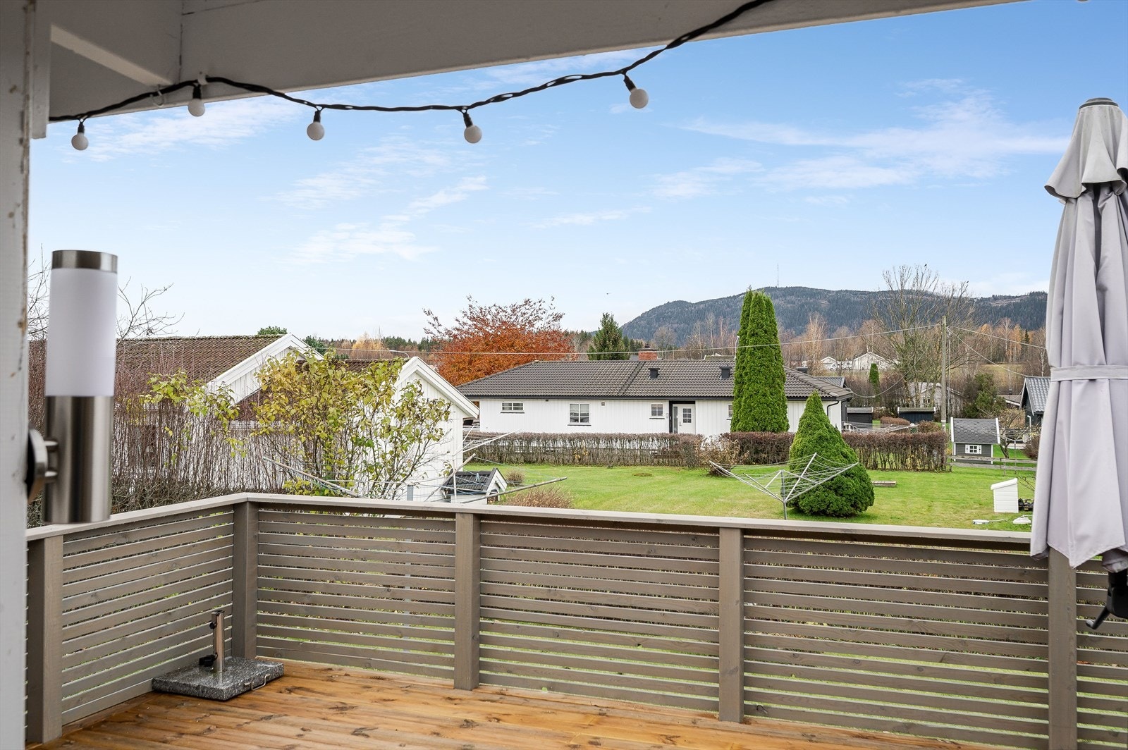 Beliggenheten mot sydvest sørger for meget gode solforhold. Fint og fritt utsyn med skogkledde topper i horisonten. Galleribilde