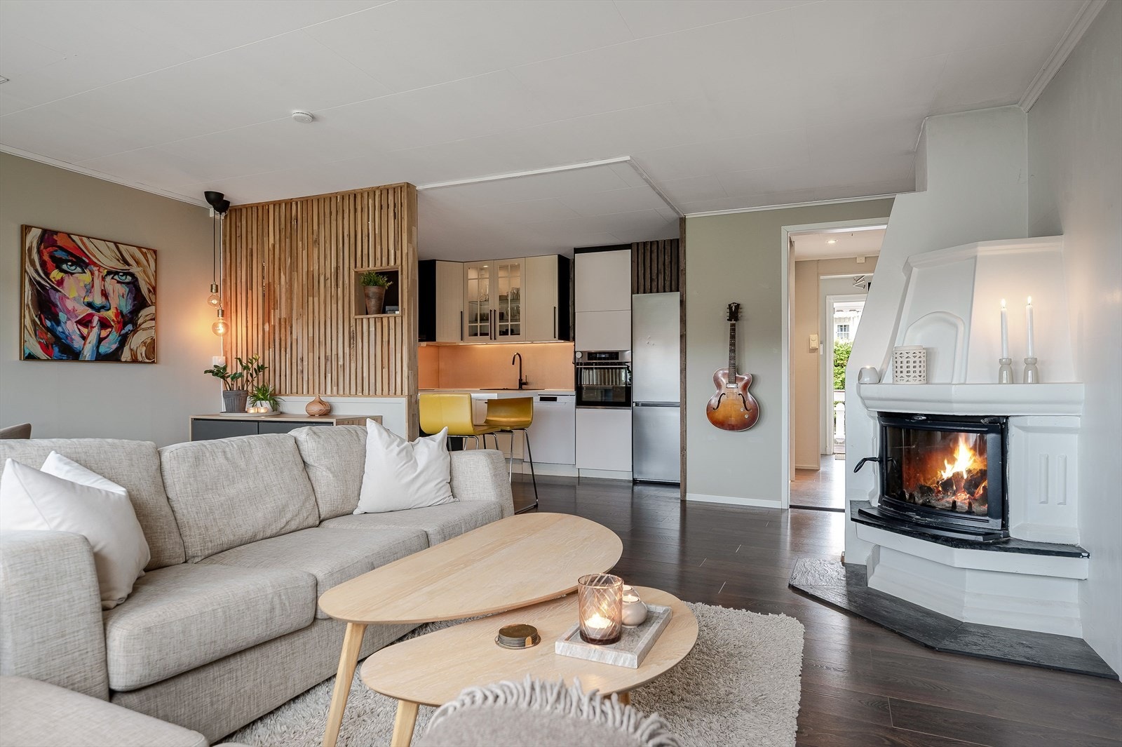 Kjøkkenet ligger i en fin delvis åpen løsning med stuen, naturlig askilt, samtidig åpent og sosialt. Galleribilde