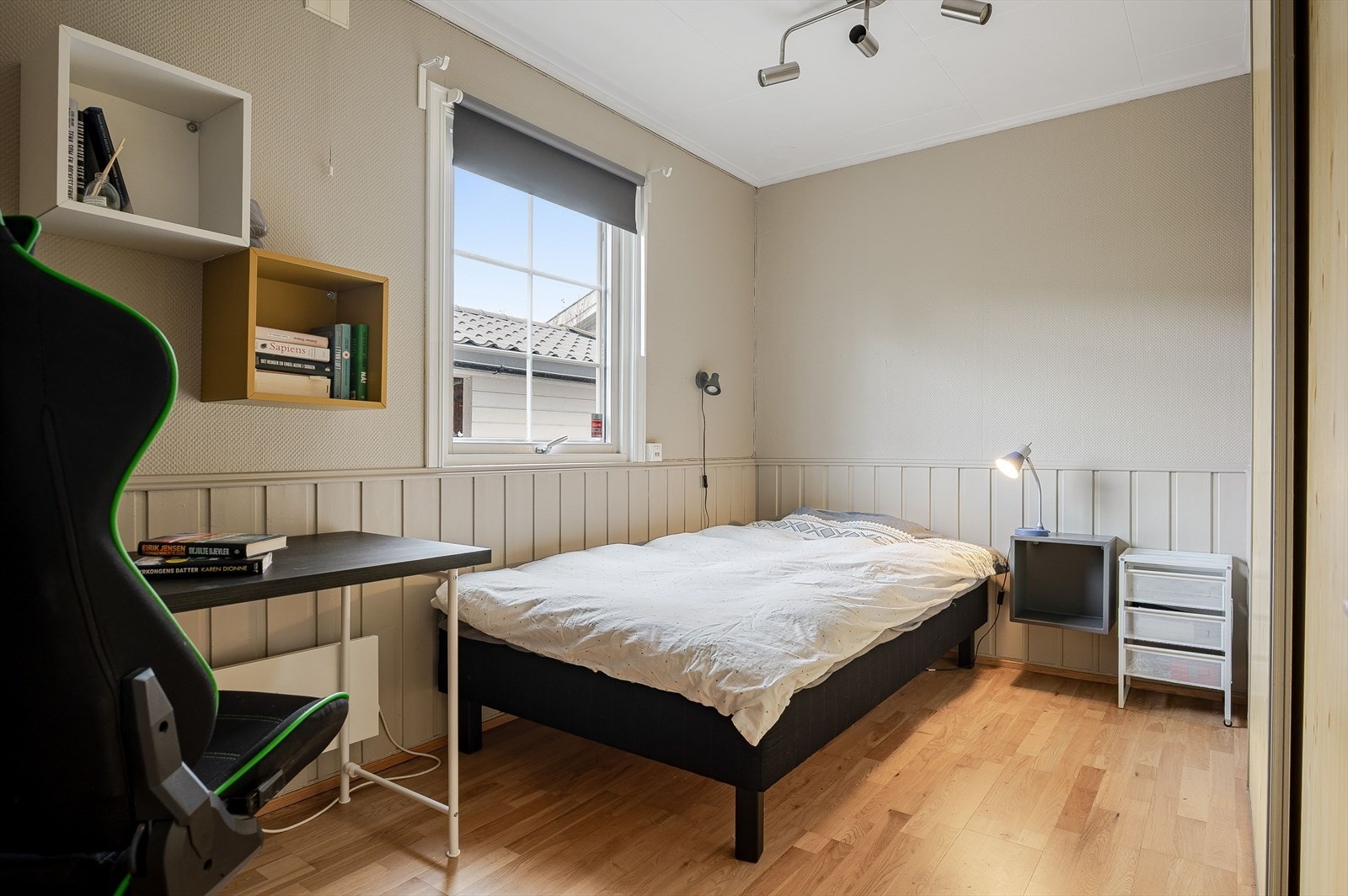 Soverom 3 er et koselig rom med plass til både dobbeltseng med nattbord og en kontorpult eller kommoder. Det er god oppbevaringsplass i plassbygget skyvedørsgarderobe. Galleribilde