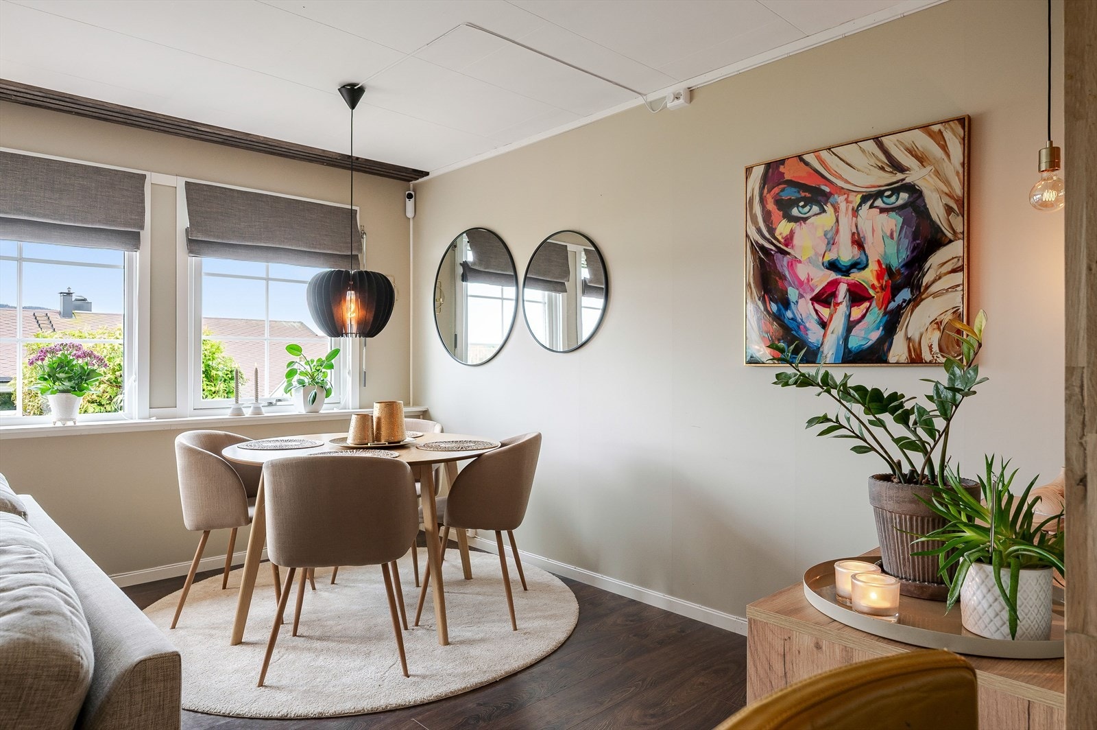 Stuen er enkel å innrede med både sofagruppe med salongbord og et spisebord. Galleribilde