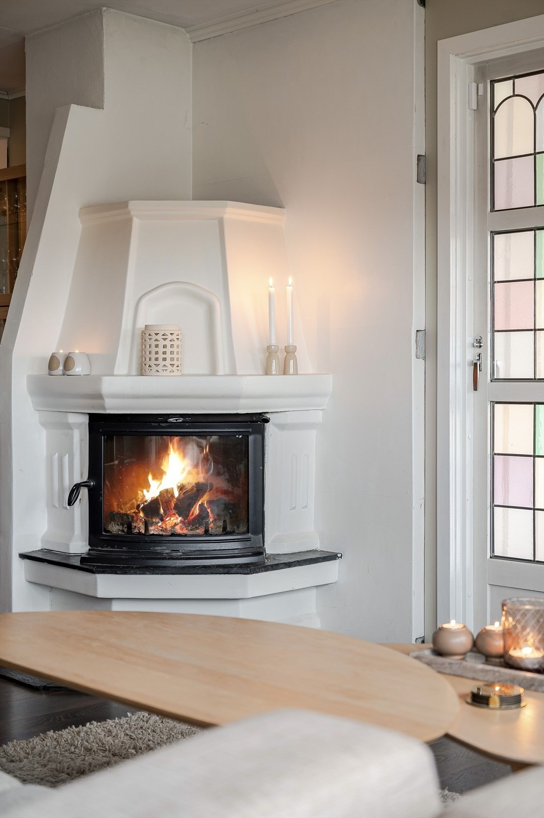 Som et fint midtpunkt i stuen er det en flott peis med peisinnsats som gir god varme, samt bidrar til ekstra hygge. Galleribilde