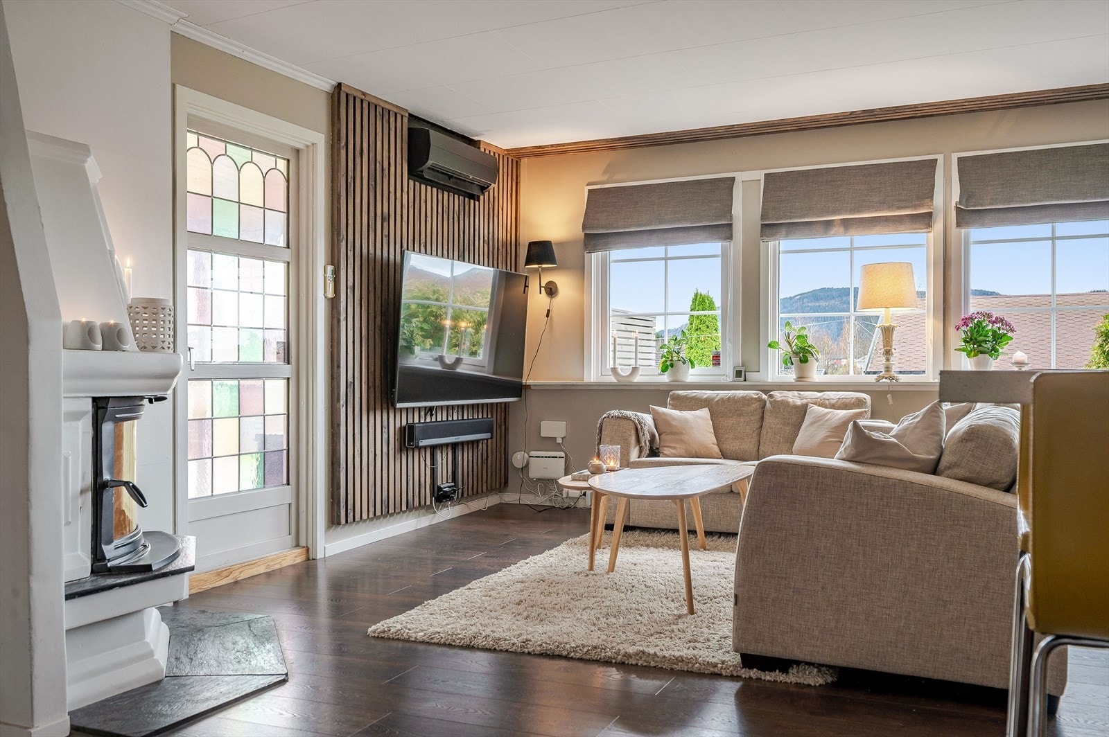 Stuen har god standard med pen enstavs laminat på gulv og overflater malt i en innbydende varm farge. Fin kontrastvegg dekorert med trespiler som gir en lun og god atmosfære. Galleribilde