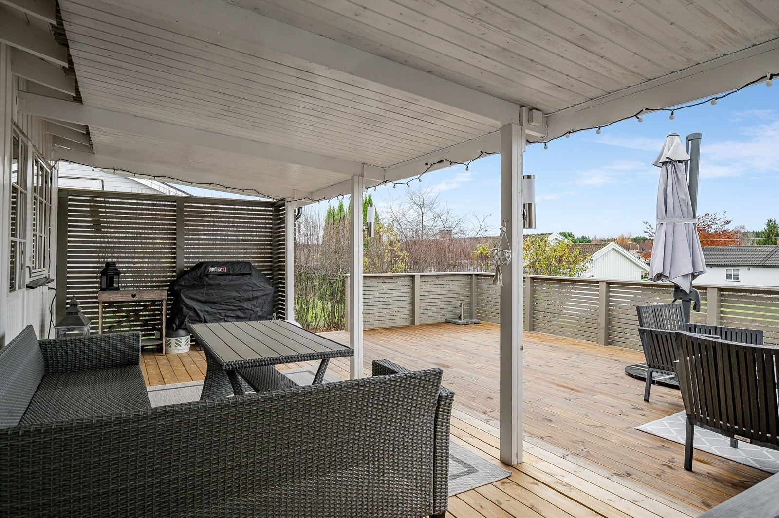 Den gode størrelsen gjør at du enkelt kan innrede med ulike soner og flere sittegrupper. Det er også montert utebelysning og utvendig stikkontakt. Galleribilde