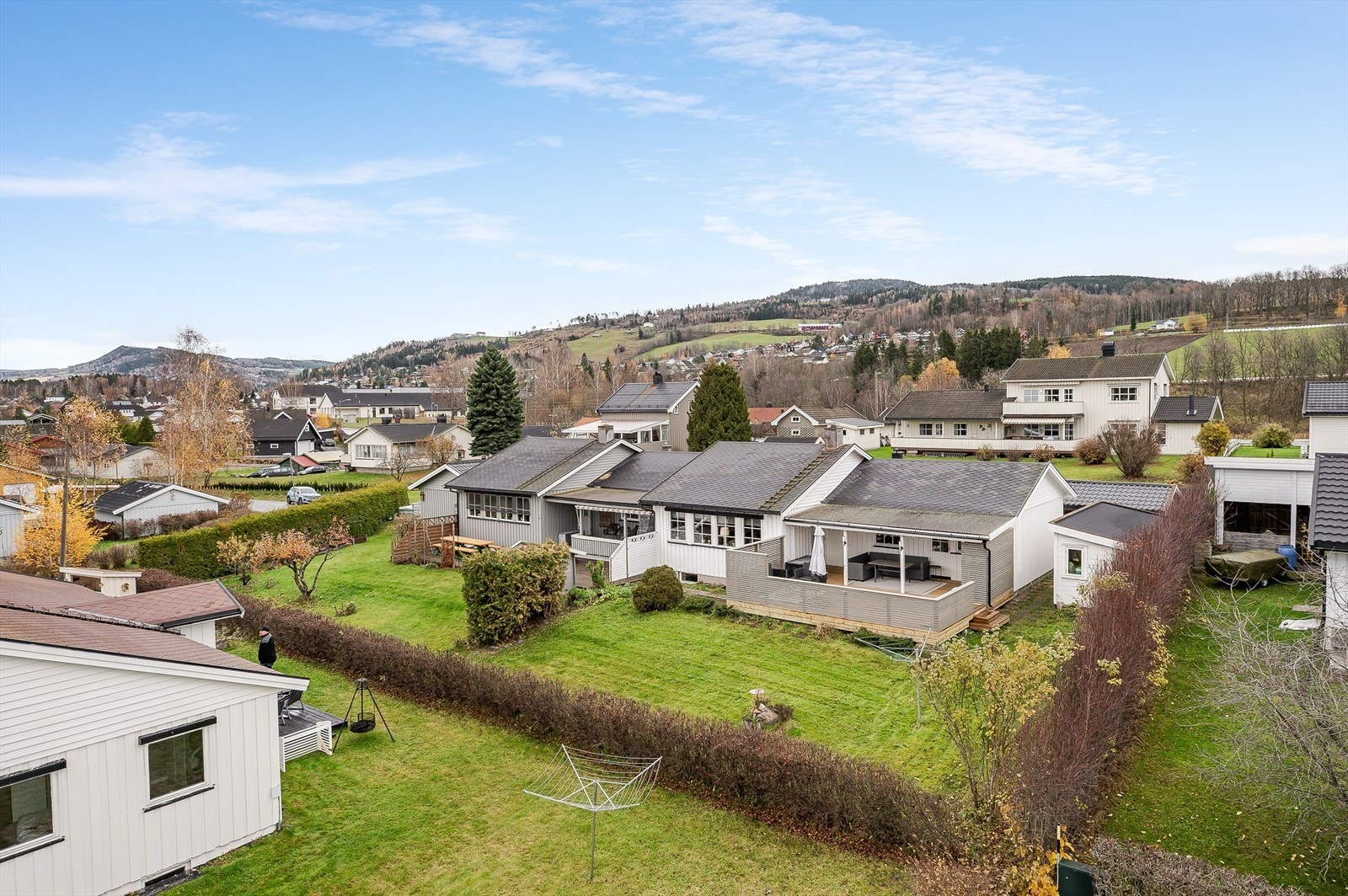 Boligen ligger i et populært og veletablert boligområde, ca. 2 km utenfor Brumunddal sentrum. Området er barnevennlig og Mørkved skole ligger kun ca. 400 meter unna. Her bor du sentralt samtidig som det er skjermet. Galleribilde