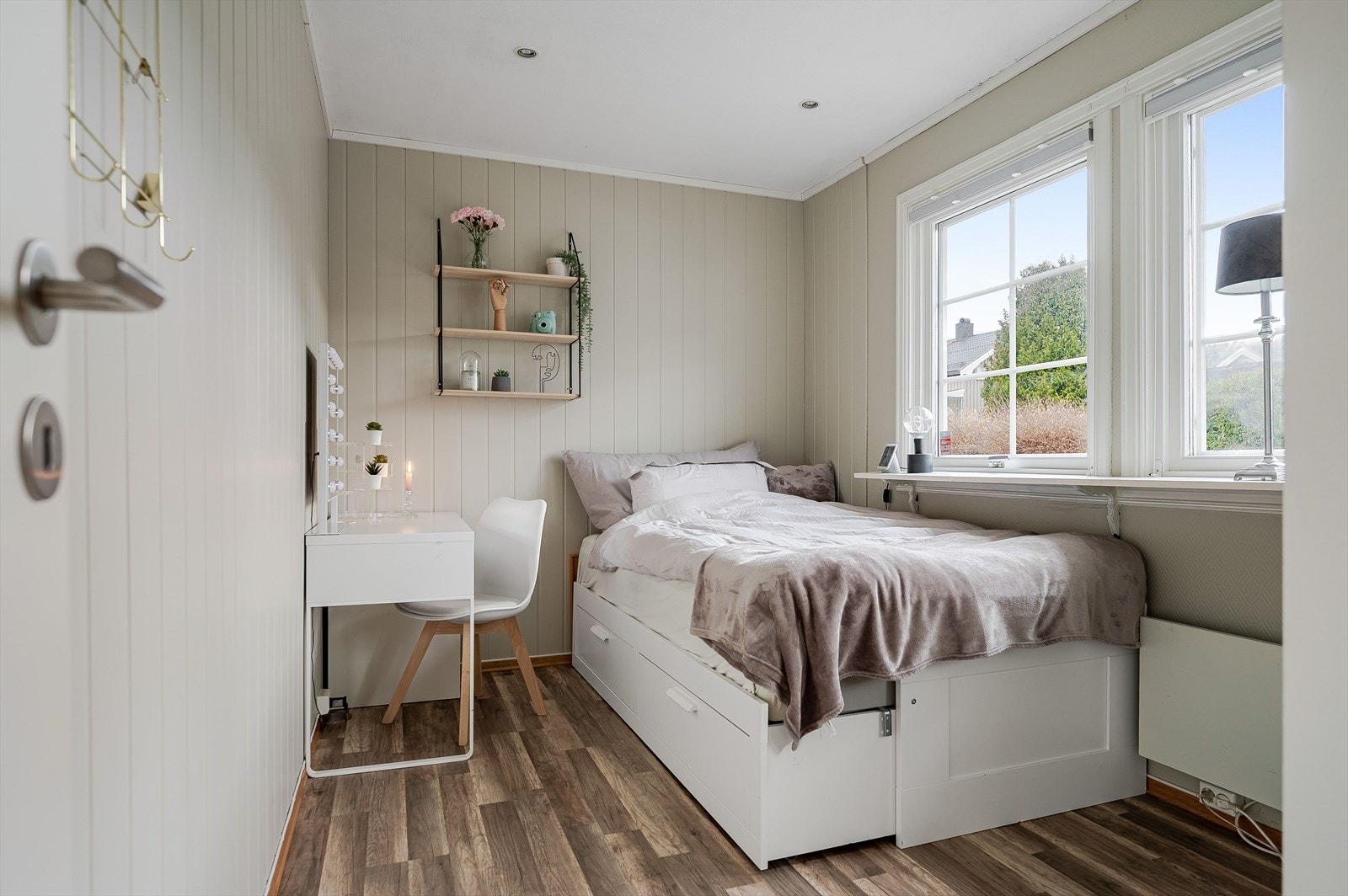 Soverom 2 er et lyst og innbydende rom med plass til dobbeltseng, kontorpult og oppbevaringsplass i plassbygget skyvedørsgarderobe. God standard med laminatgulv, panelplater på veggene malt i en fin farge og downlights i himlingen. Galleribilde