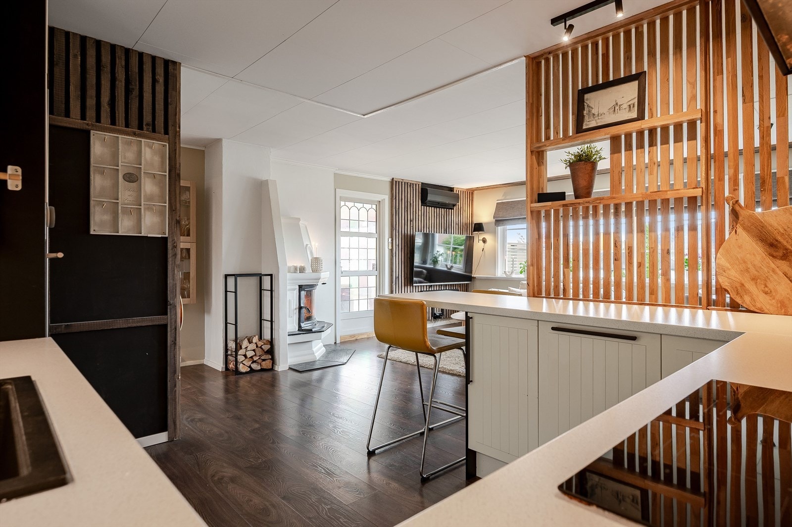 Gjennomgående detaljer med trespiler gir både et tidsriktig uttrykk og varm atmosfære. Galleribilde