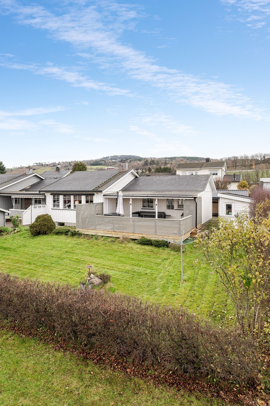 Fra terrassen er det videre adkomst til en koselig hage opparbeidet med plen og variert beplantning. Hagen er delvis innhegnet med hekk. Galleribilde