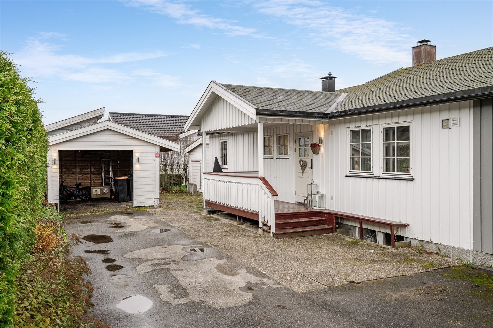 Eiendommen er bebygd med en del av en vertikaldelt tomannsbolig fra 1971, en garasje bygget mellom 2001-2005 og et uthus fra ca. 2010. Gårdplassen er opparbeidet med asfalt og steinheller. Galleribilde