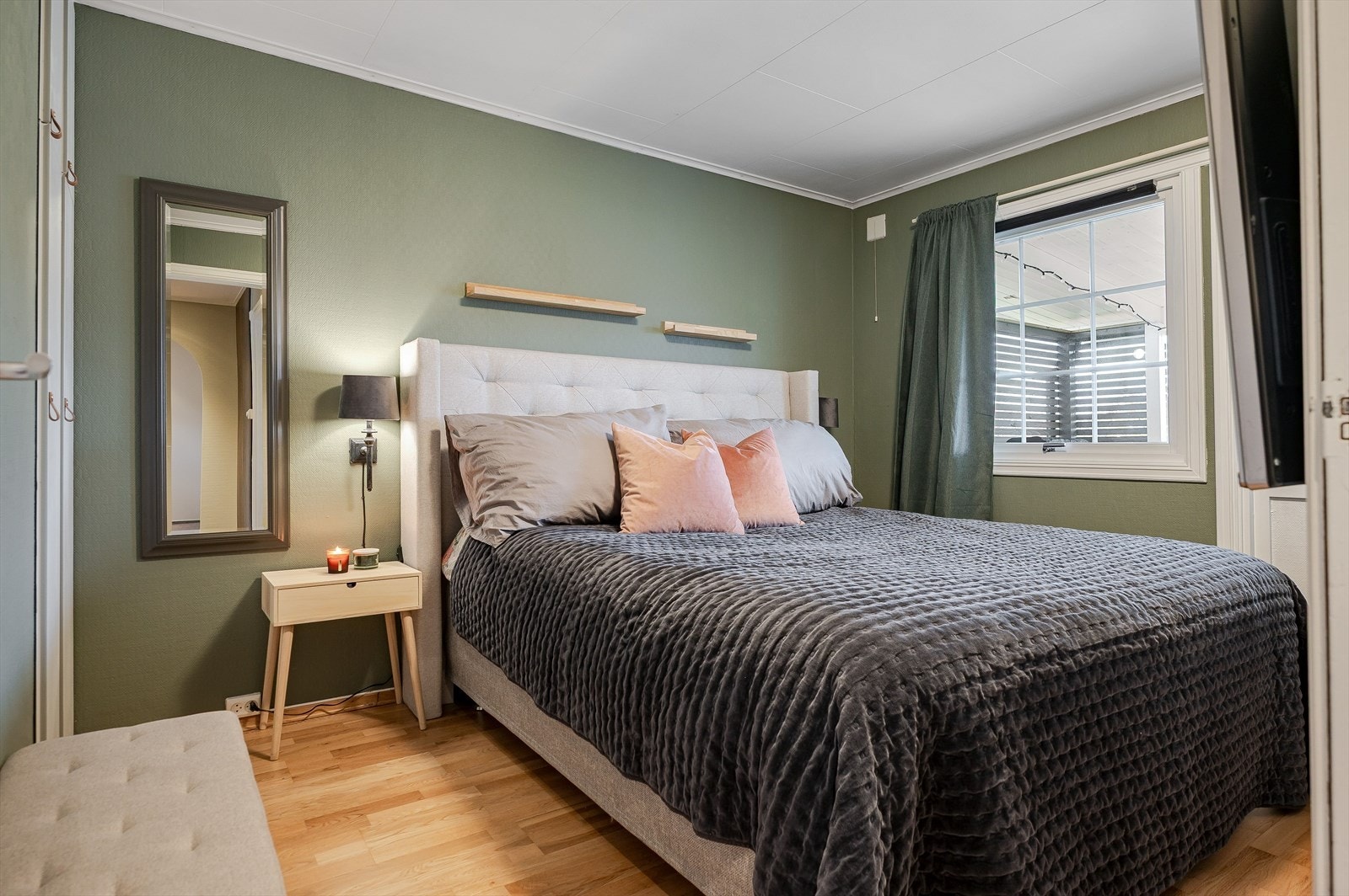 Romslig og fint hovedsoverom med utgang til terrassen. På soverommet er det naturlig plass til stor dobbeltseng med tilhørende nattbord, samt god oppbevaringsplass i flere plassbygde garderobeskap. Galleribilde