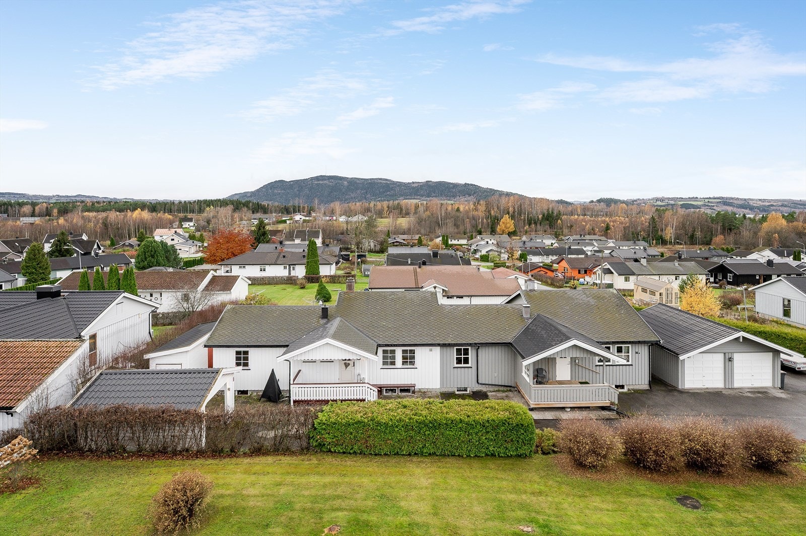 Like utenfor inngangsdøren finner du turområder hele året, enten du vil rusle ned til Mjøsa, langs elva eller ta deg en topptur som kan by på utsikt. Om vinteren er det også oppkjørte skiløyper rett i nærheten. Galleribilde