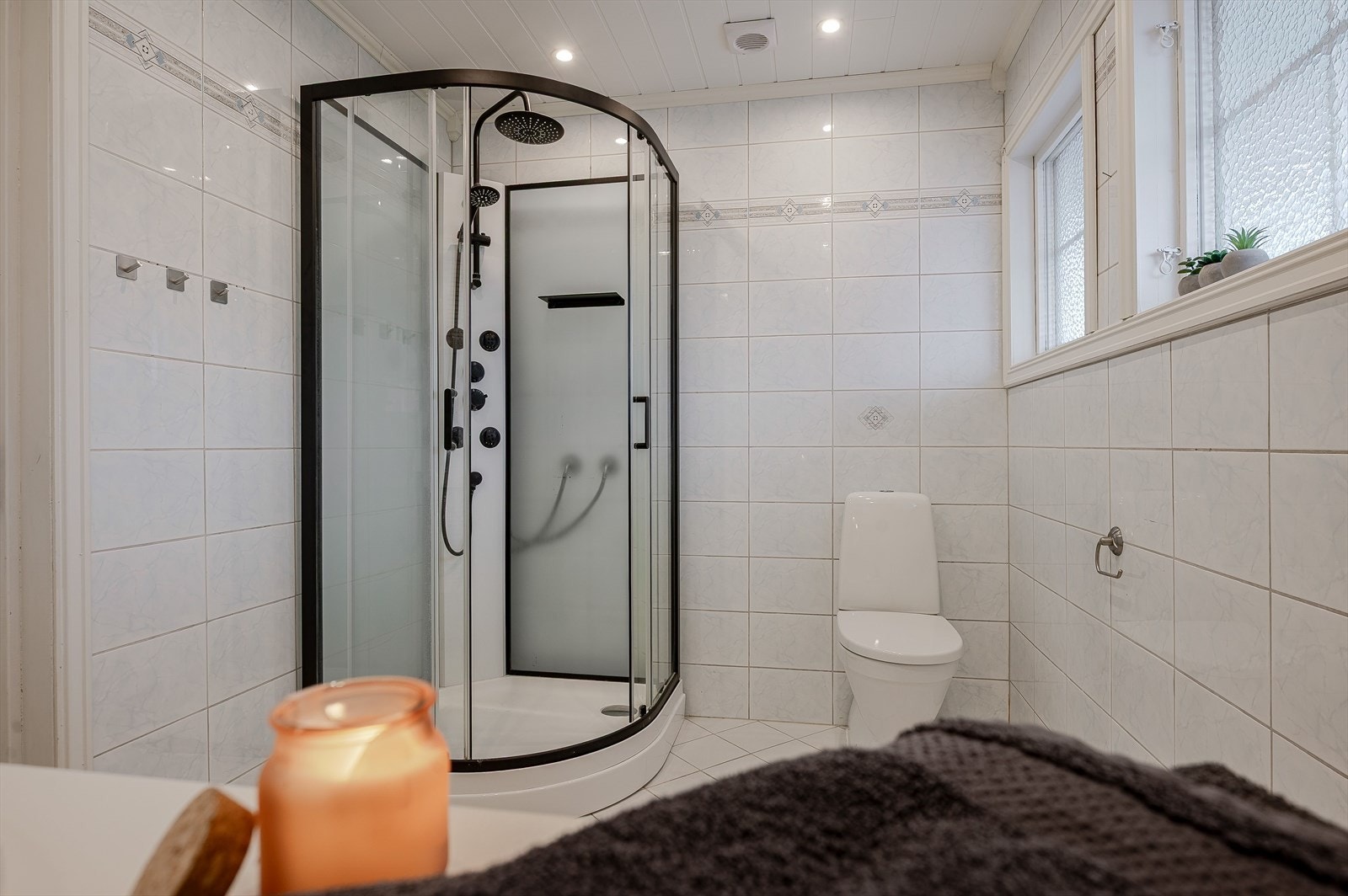 Baderommet er også utstyrt med dusjkabinett med både hånd- og regnfallsdusj, samt gulvstående toalett. Galleribilde