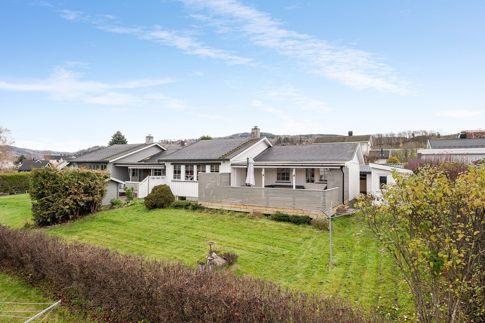 Velkommen til Brumunddal og Nyhusvegen 14! En hyggelig og innholdsrik del av vertikaldelt tomannsbolig på selveiet tomt. Fotograf: Reidar Valberg. Galleribilde