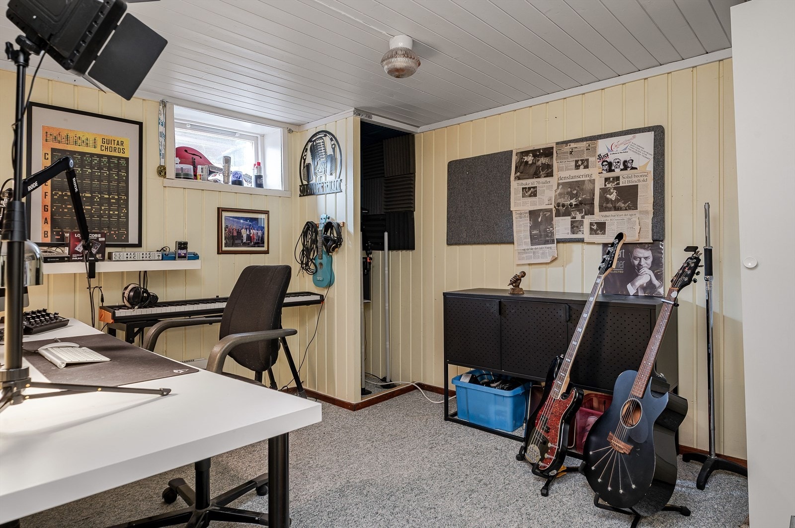 Rom i kjeller innredet som hobbyrom/soverom 6. Det gjøres oppmerksom på at rommet ikke er godkjent for varig opphold. Galleribilde