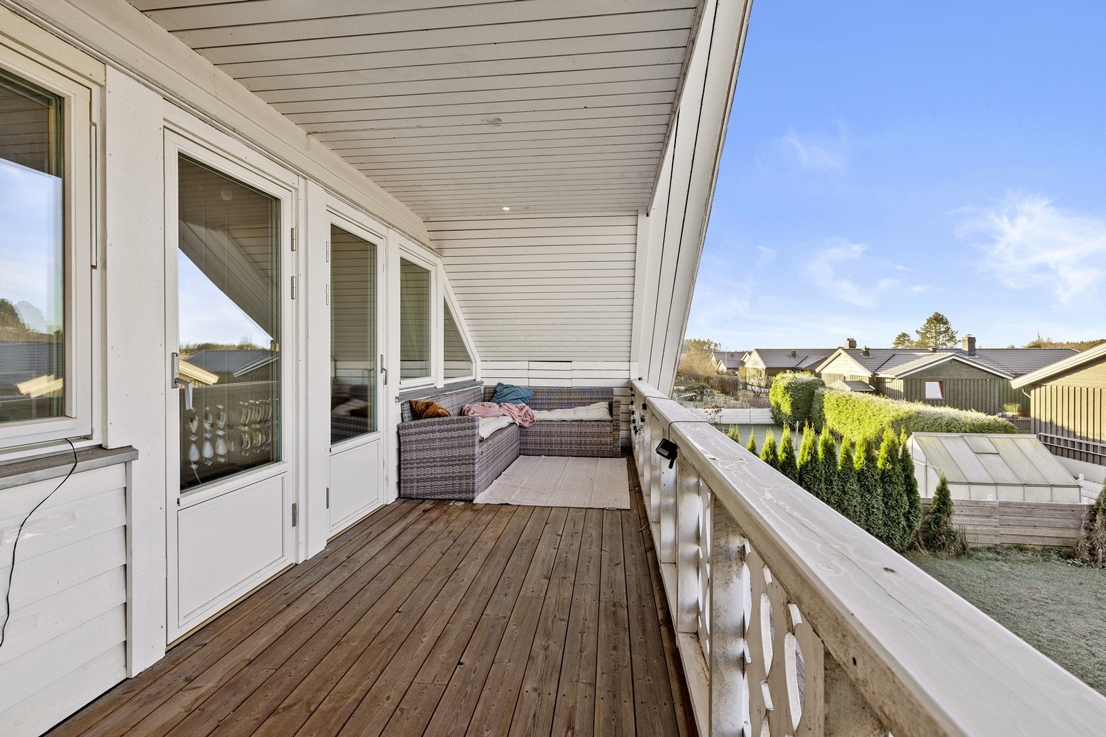 Balkong med kveldssol og utsyn over nærområdet Galleribilde