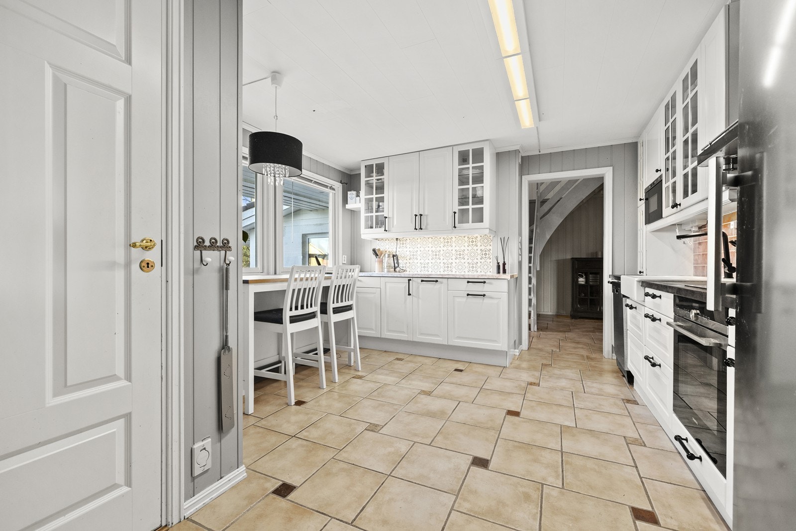 Døren til venstre er til vaskerommet i boligen. Galleribilde