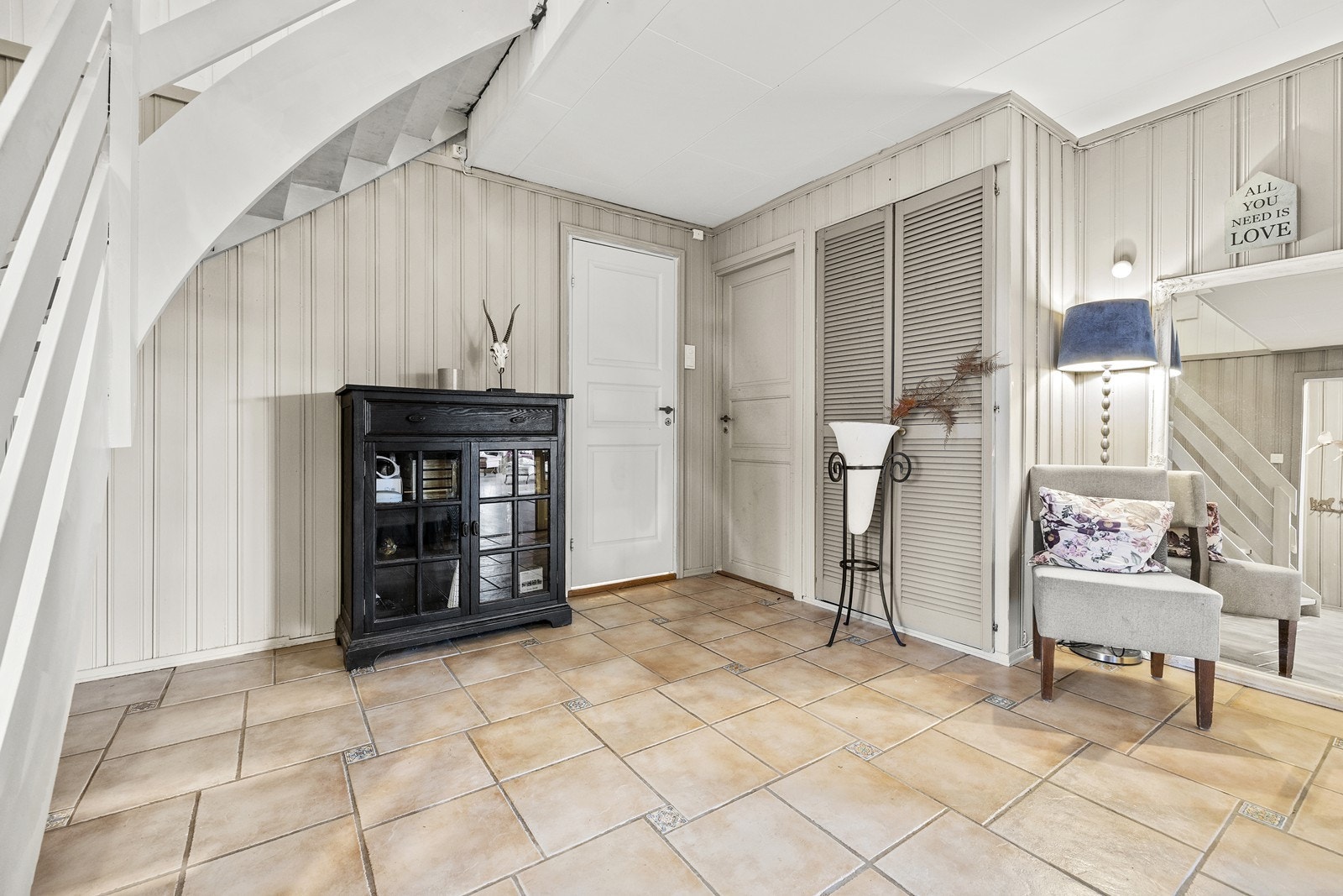 Dørene tar deg til bad og soverom i 1.etg. Galleribilde