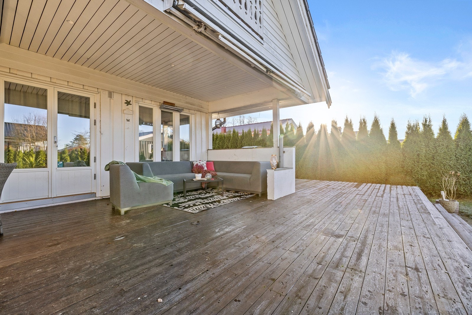 Privat og pent opparbeidet tomt med flere uteplasser. Terrassen er 97 kvm og vestvendt. Galleribilde