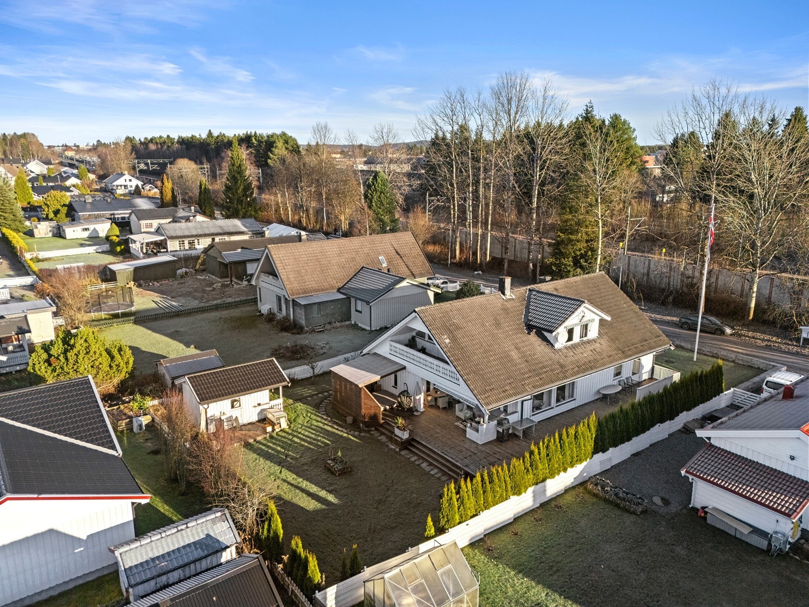 Privat og pent opparbeidet tomt med flere uteplasser Galleribilde