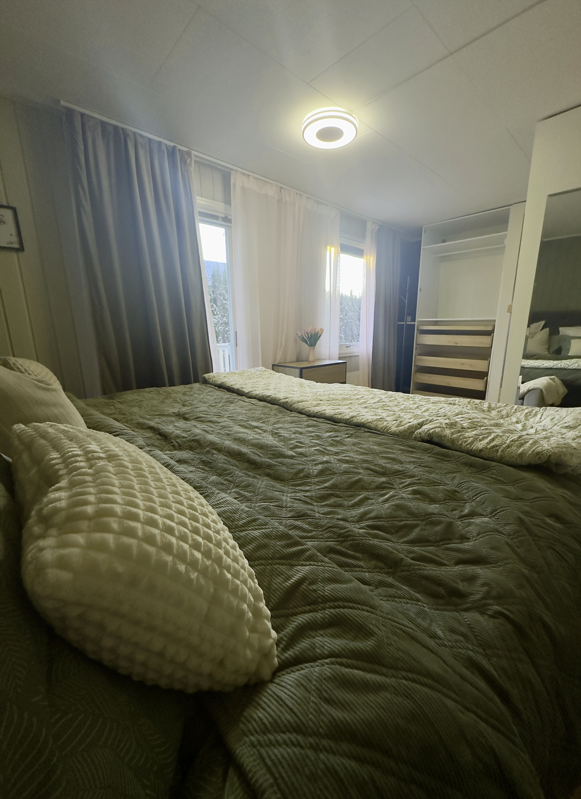 Stort soverom med garderobe. Galleribilde