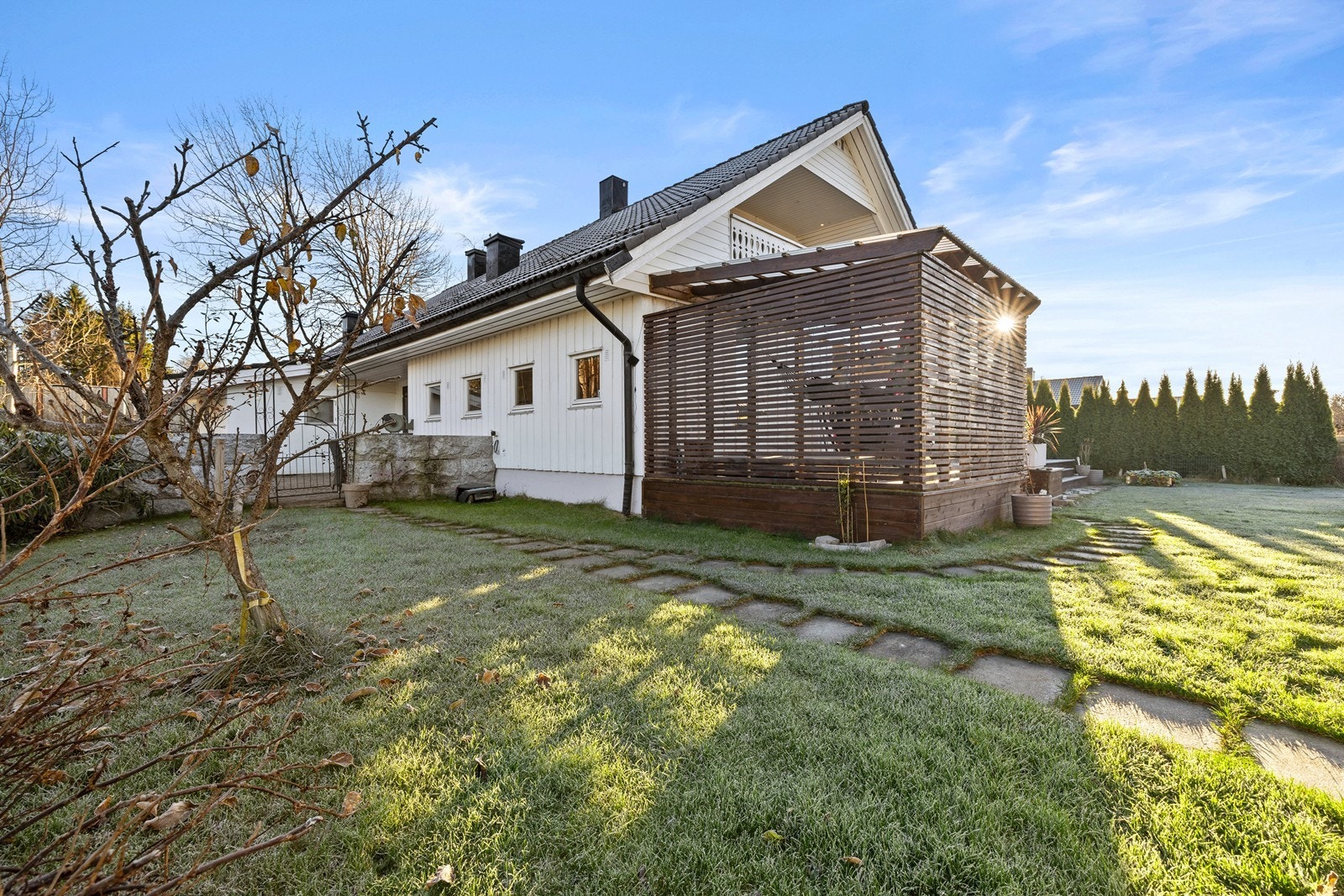 Pergola fra 2020 - en lun og skjermet uteplas med jacuzzi Galleribilde