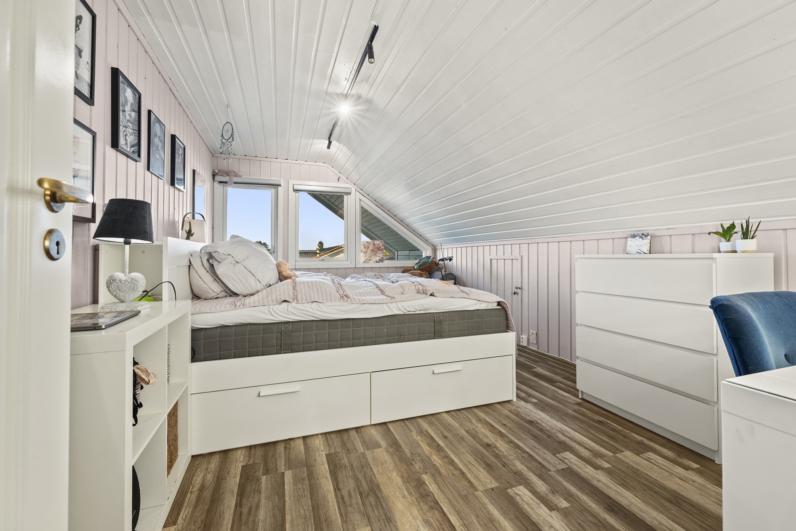 Soverom med utgang til vestvendt balkong. Galleribilde