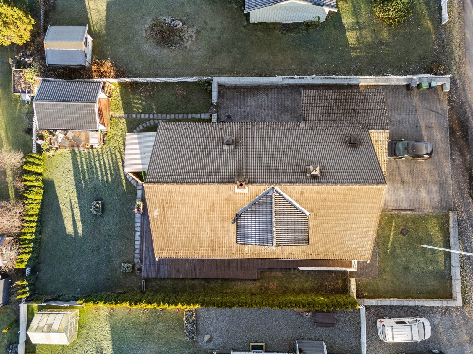 Flott oversikt over tomten og de solrike uteplassene Galleribilde