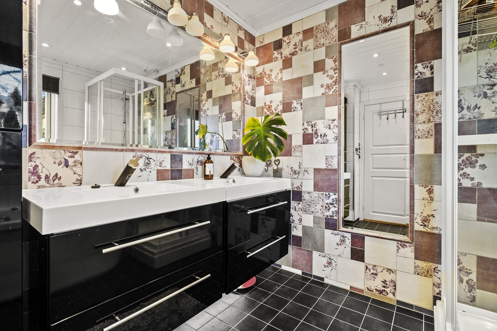 Moderne bad med praktiske løsninger Galleribilde