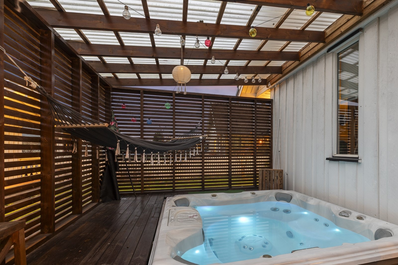 Skjermet og behagelig uteområde med blant annet jacuzzi. Galleribilde