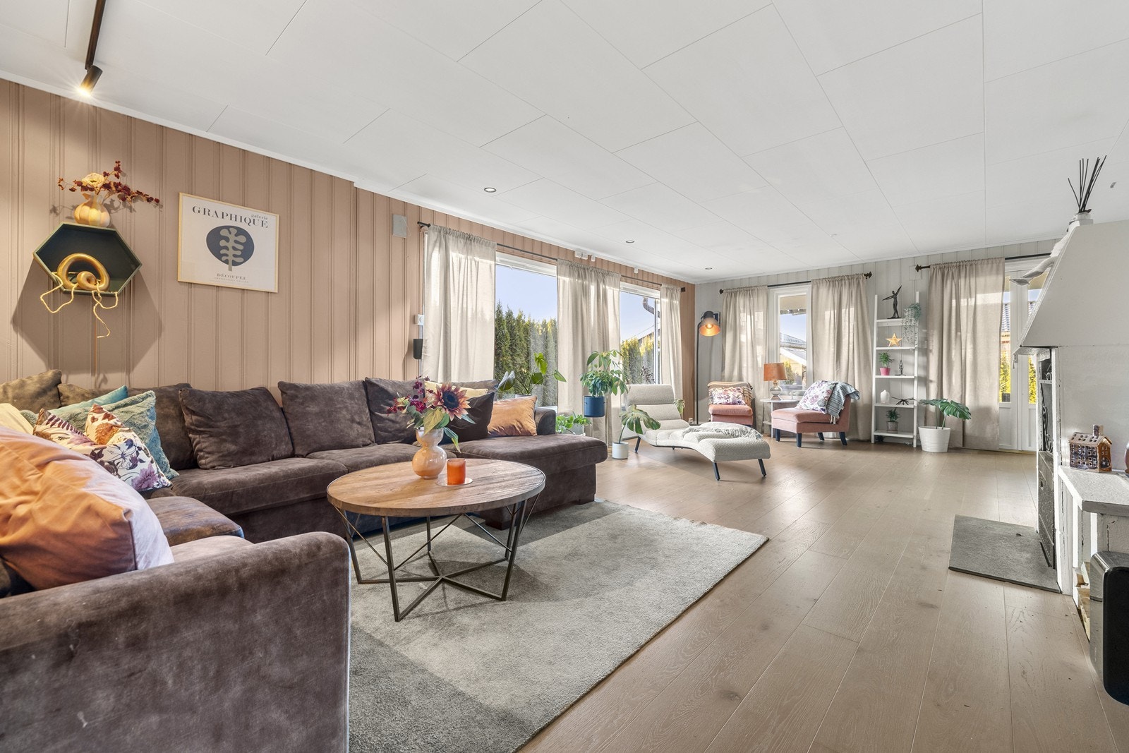 Direkte utgang til vestvendt terrasse fra stuen Galleribilde