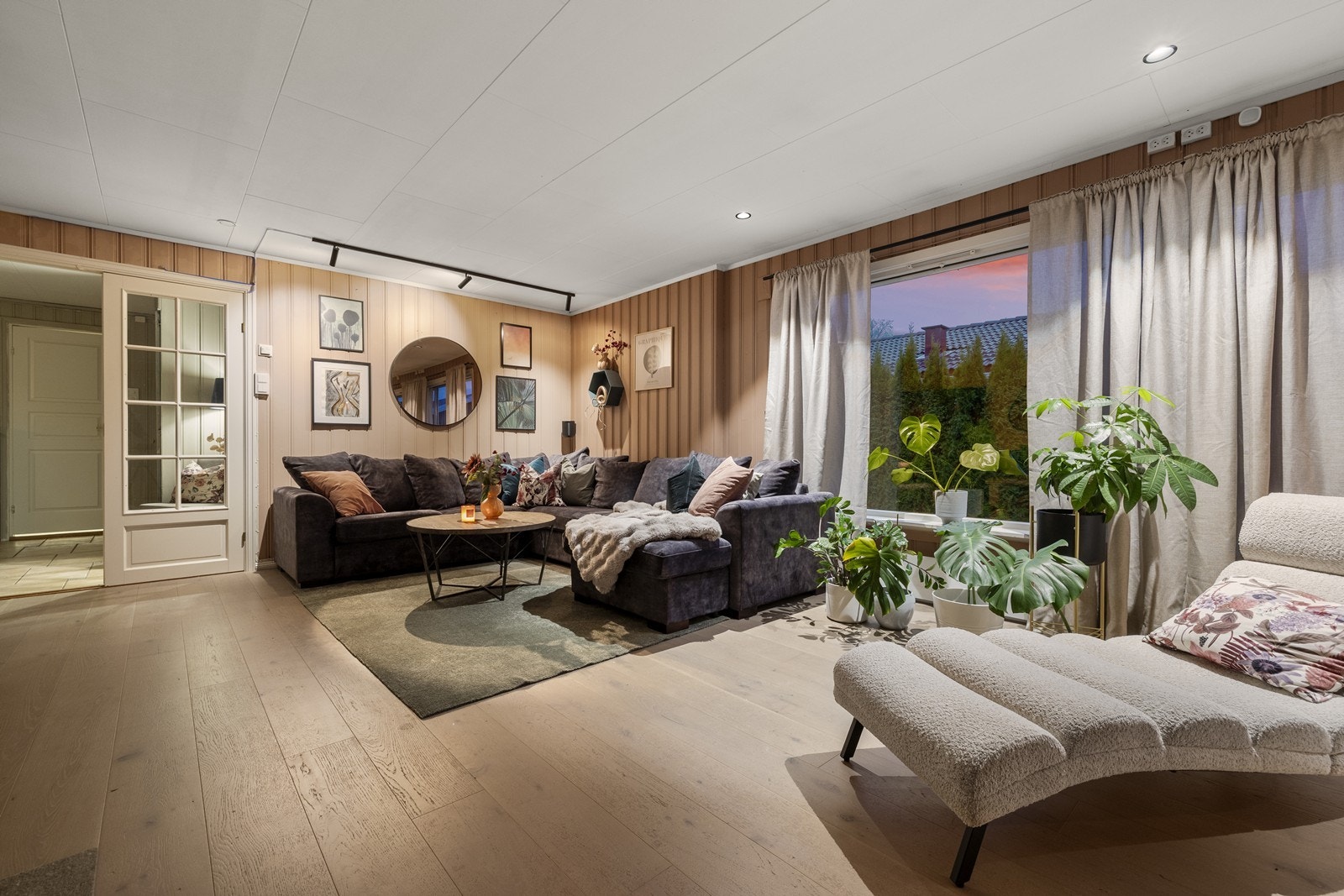 Stuen er lys og luftig og har plass til ulike sofaløsninger med tilhørende møblement. Galleribilde