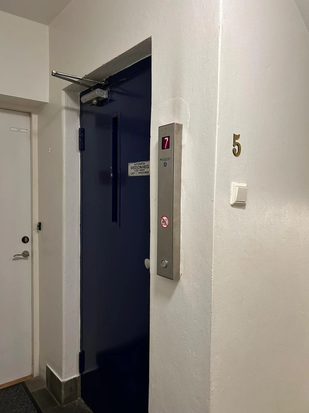Heis i leilighetsbygget. Galleribilde