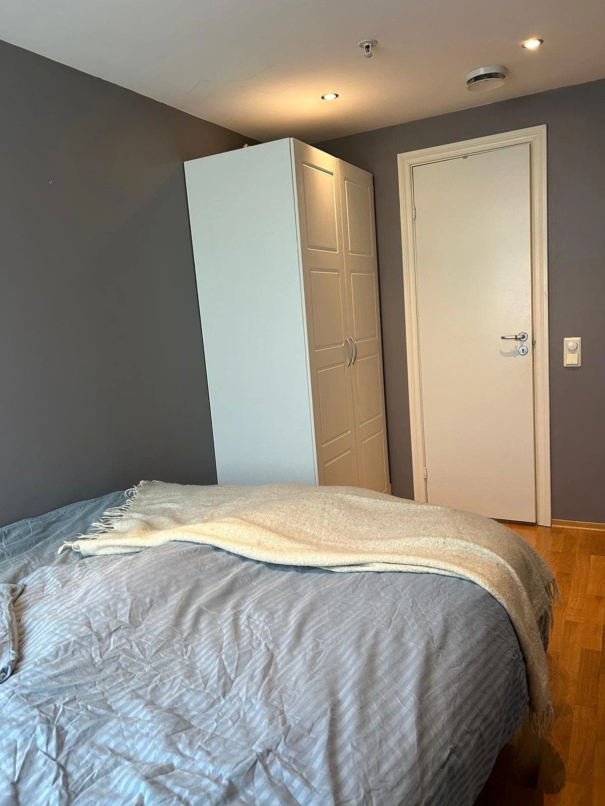 Plass til garderobeskap, godt med oppbevaringsmuligheter. Galleribilde