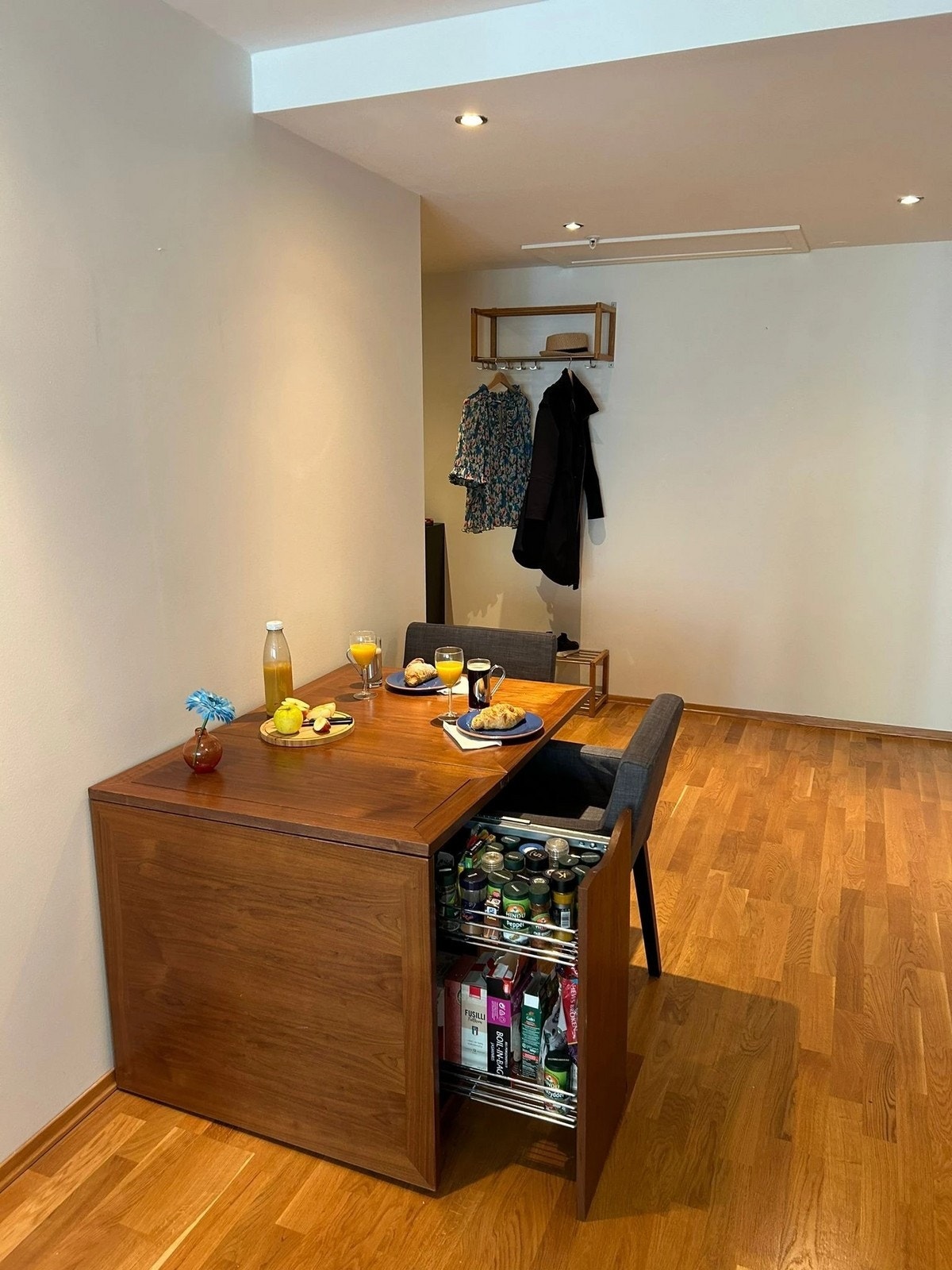 Spisegruppe med hylle til diverse ting. Galleribilde
