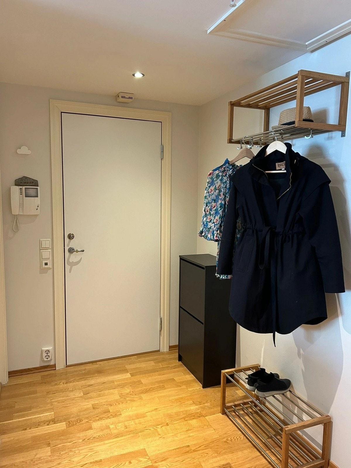 Lyst inngangsparti med god plass til å henge fra seg ytterklær. Galleribilde