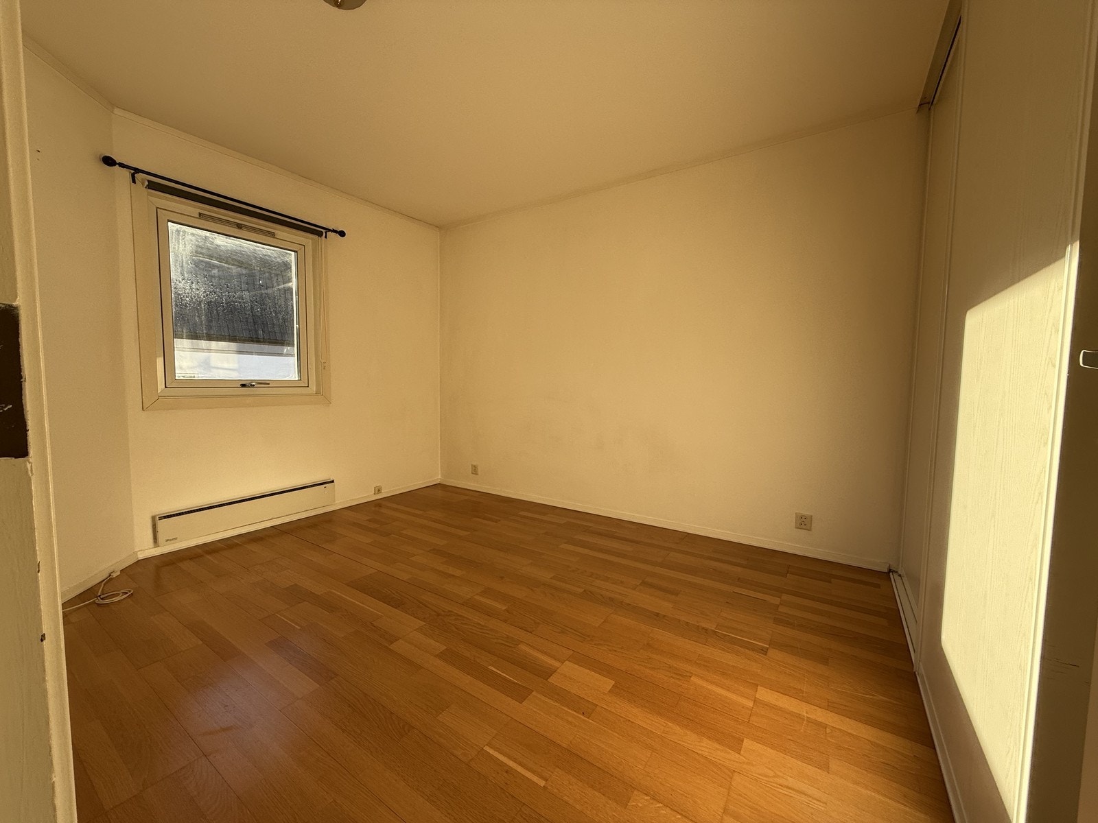 Romslig soverom med integrert garderobeskap. Galleribilde