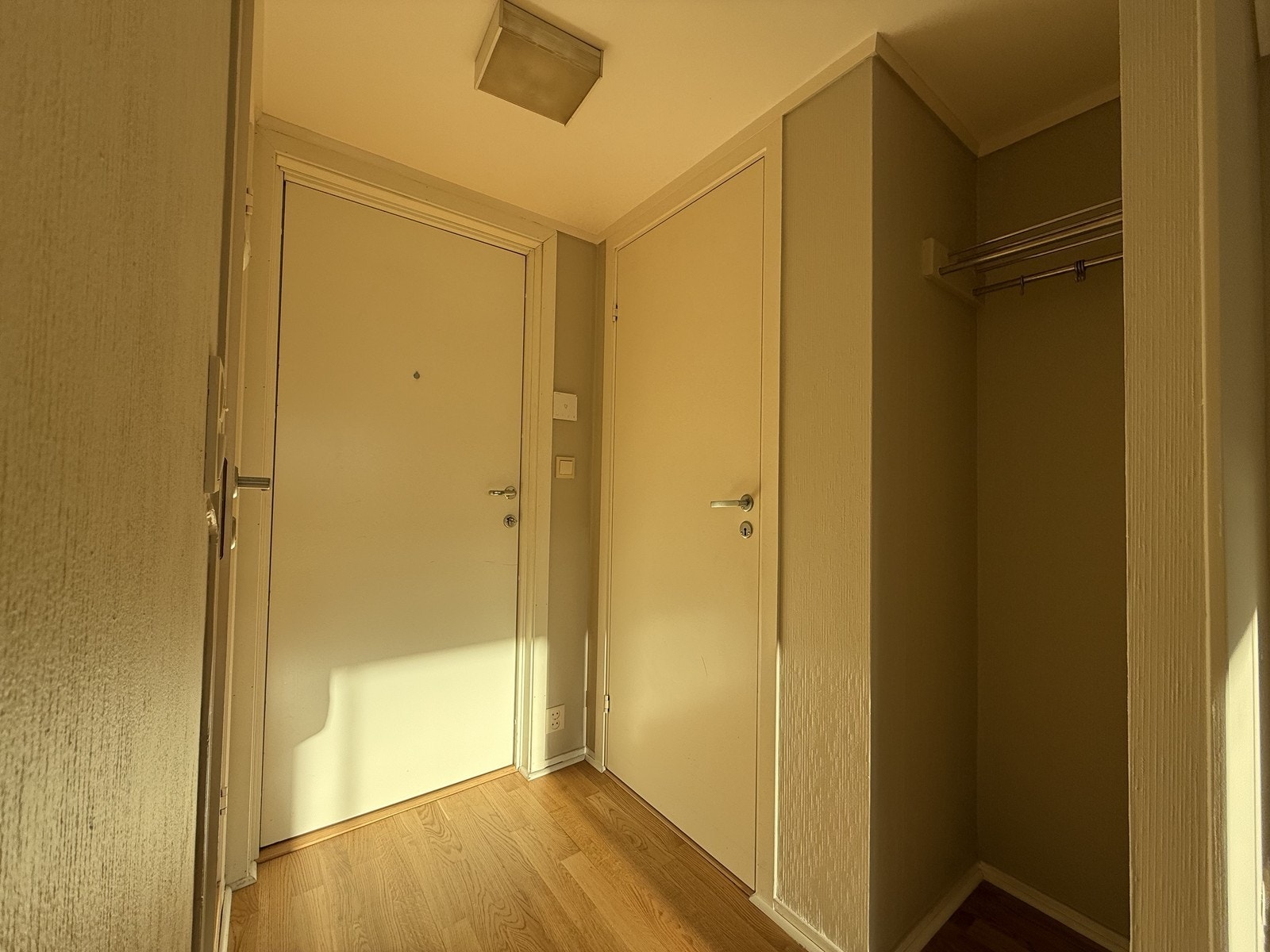 Entré med god plass til sko og yttertøy og bod. Galleribilde