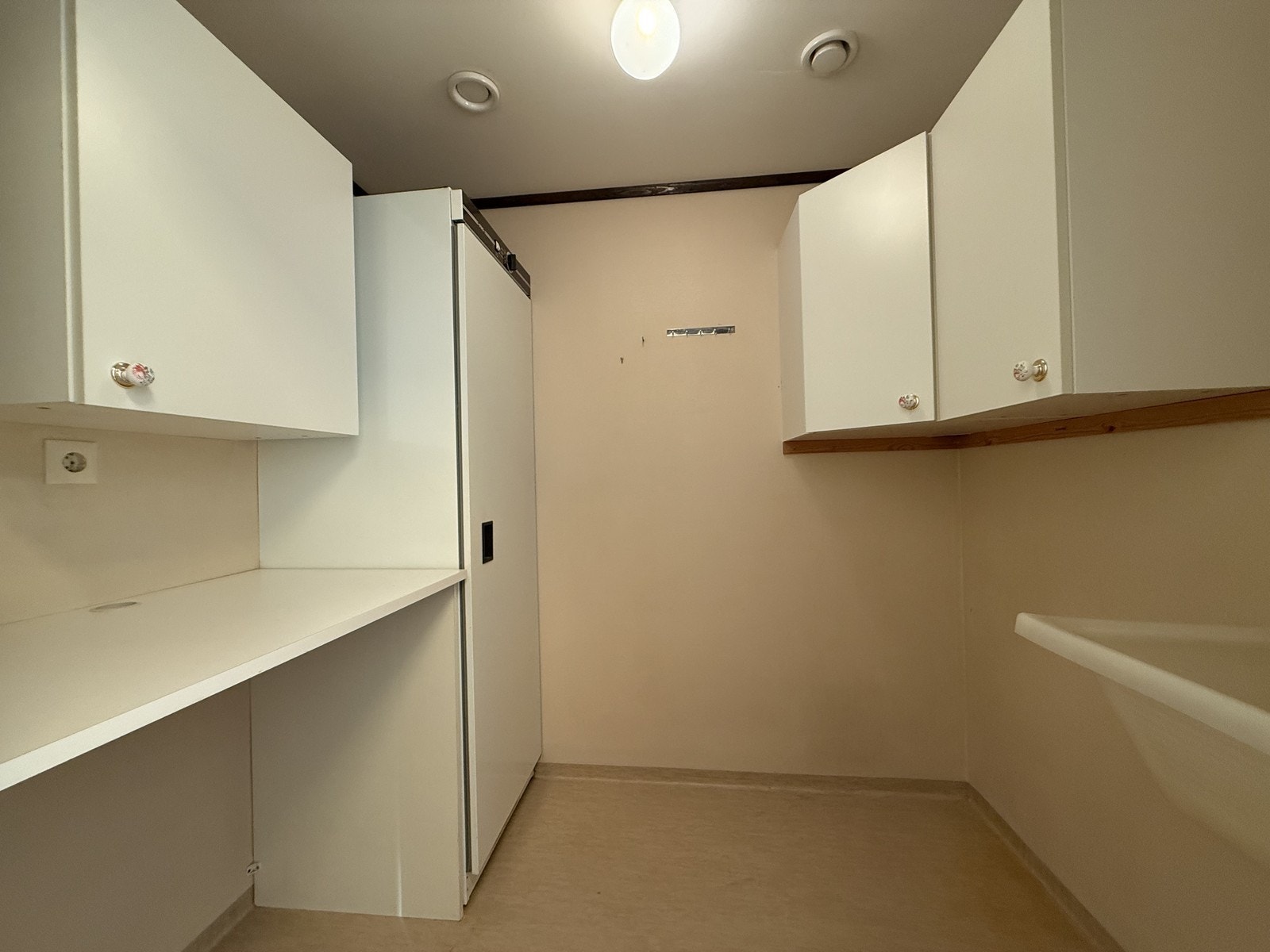 Vaskerom med opplegg for vaskemaskin. Galleribilde