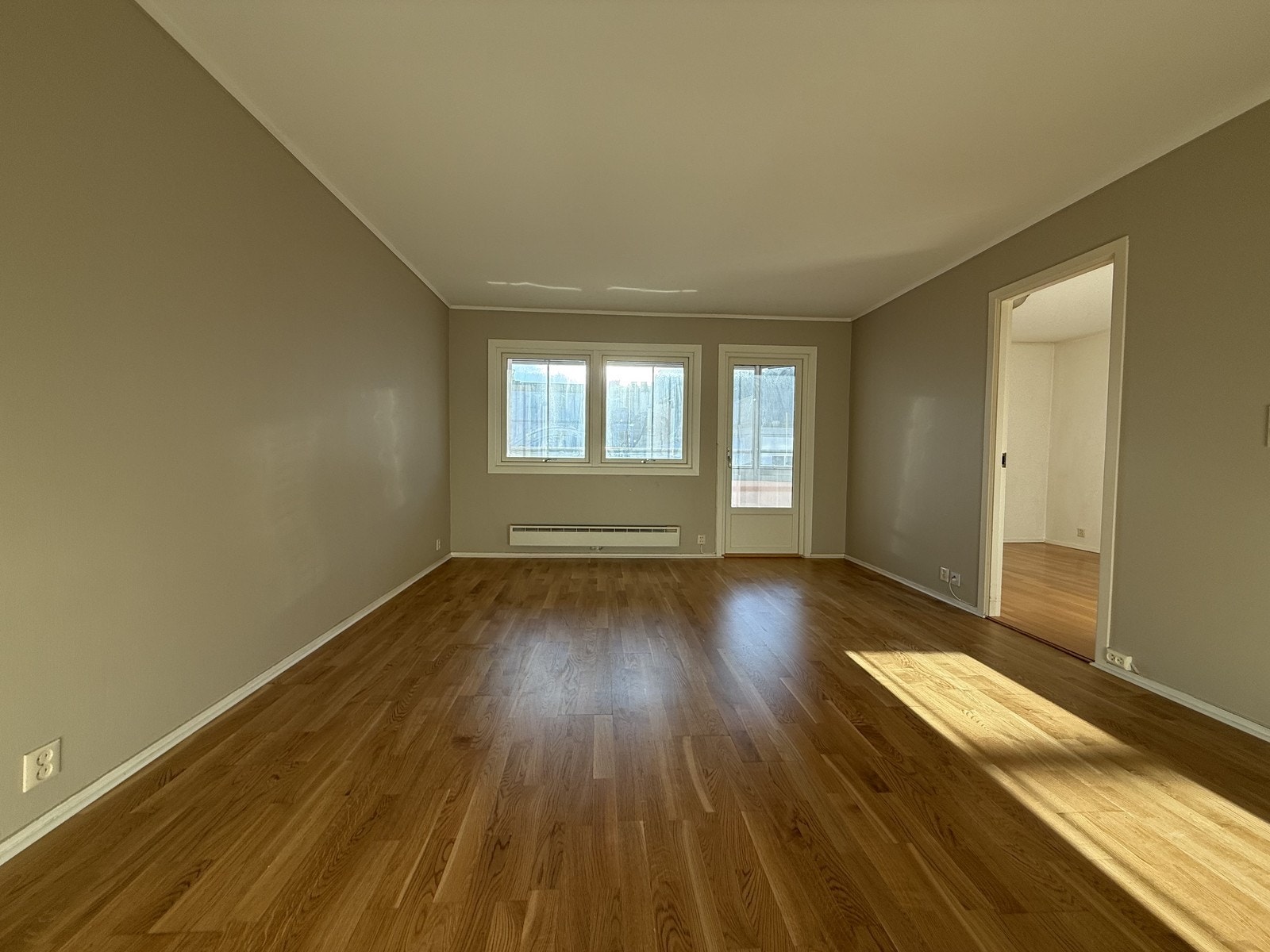 Romslig stue. Galleribilde