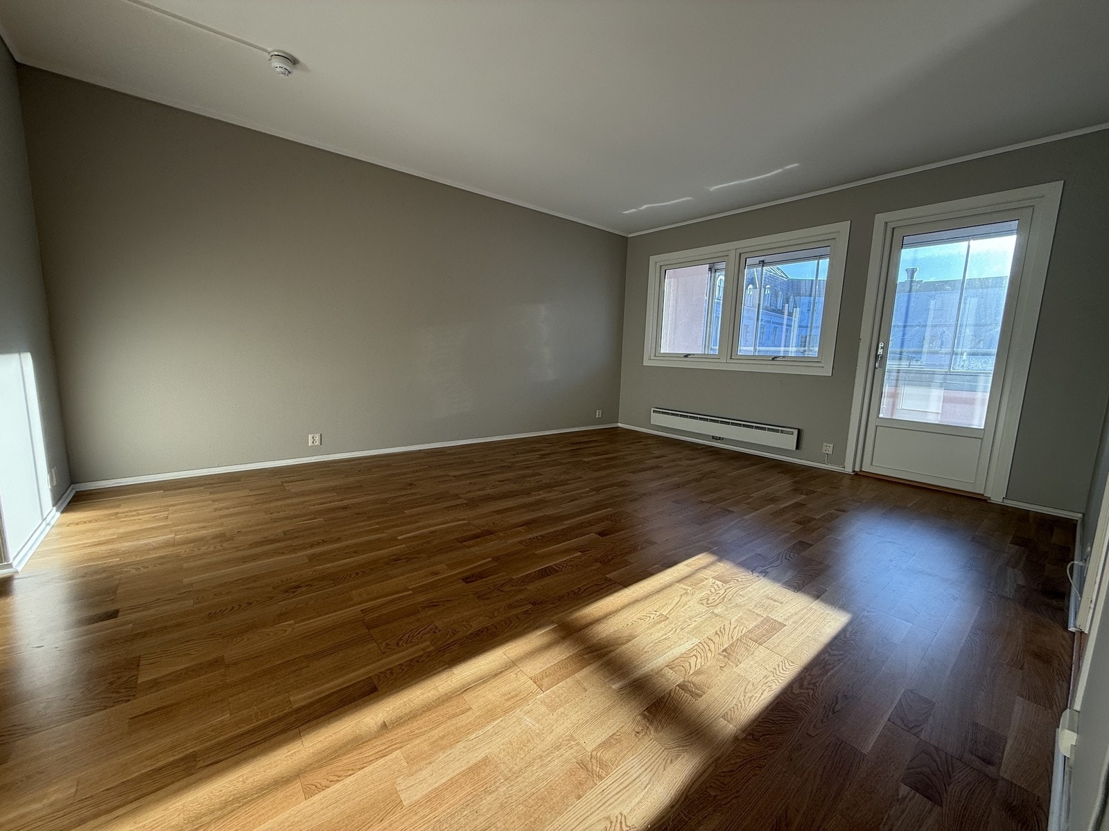 Stuen har direkte utgang til innglasset balkong. Galleribilde