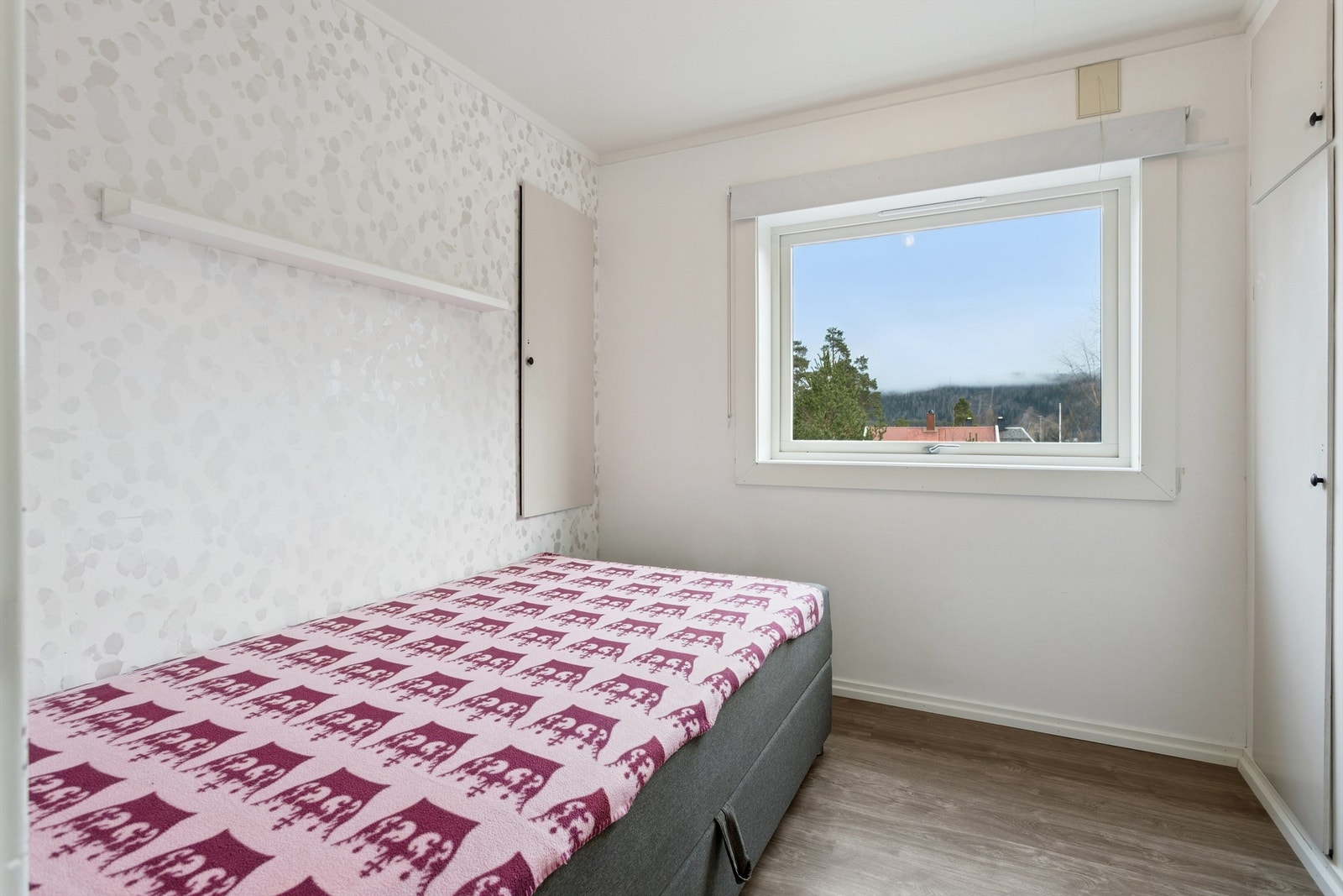 Soverom i andre etasje med plassbygde skap. Galleribilde