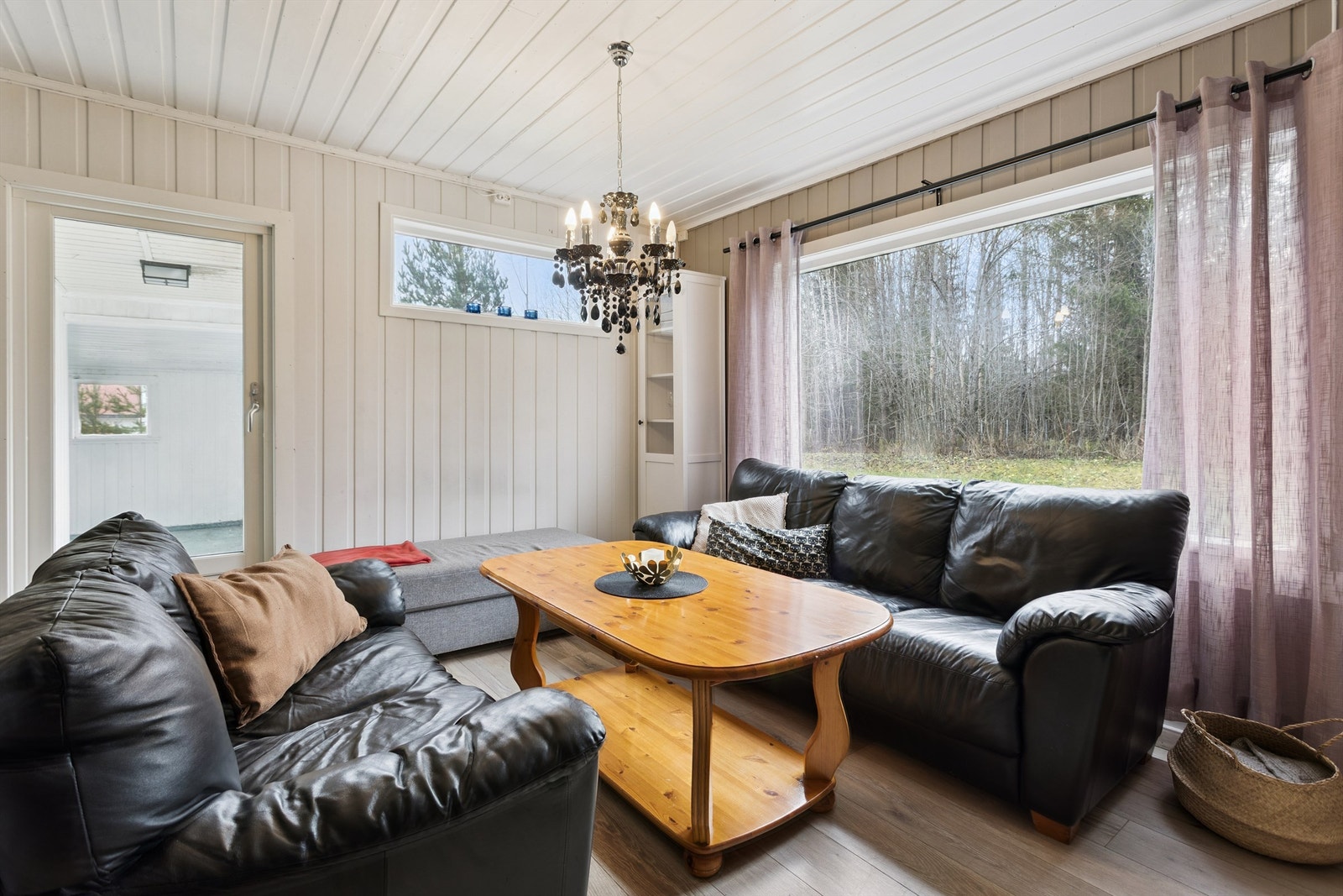 Store vindusflater slipper inn rikelig med dagslys og gir utsyn mot hagen. Galleribilde