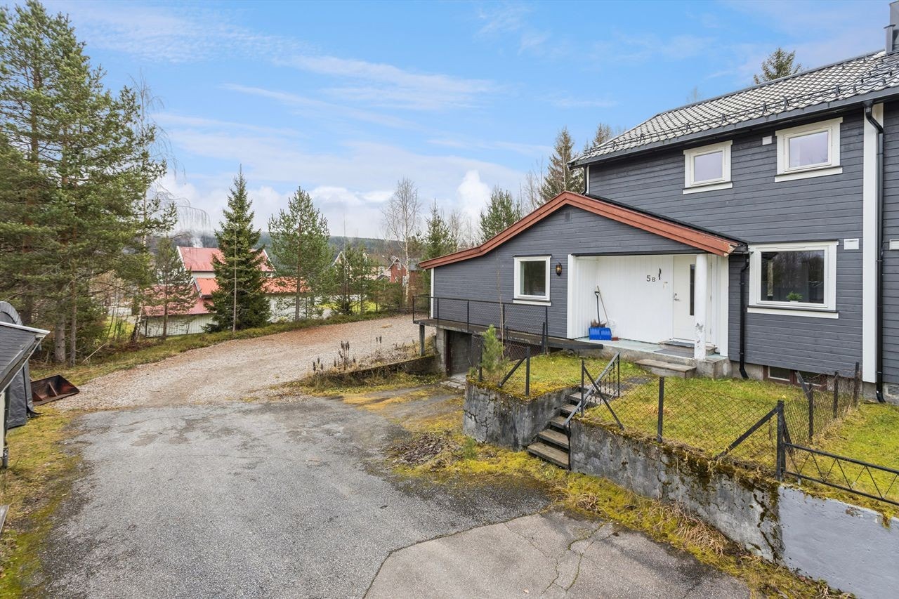 Gruslagt gårdsplass med god plass til parkering for flere biler. Galleribilde