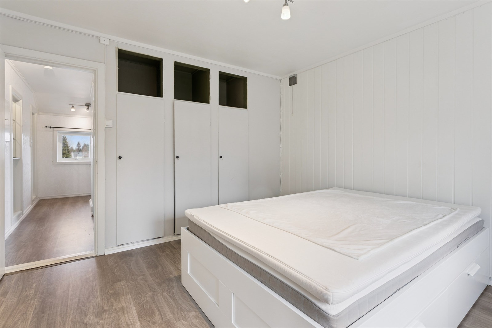 Integrerte garderobeskap gir god utnyttelse av plassen på soverommet. Galleribilde