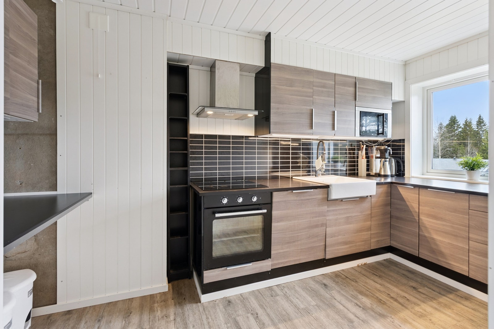 God plassutnyttelse. Stort vindu over benken gir godt med naturlig arbeidslys. Galleribilde